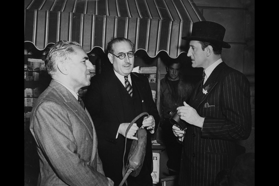Balról jobbra: Chester Fritz, Victor Sassoon, ismeretlen