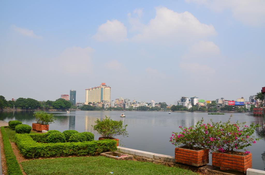 a Thanh Nien ut levalaszt egy reszt a tobol, ennek Truc Bach Lake a neve