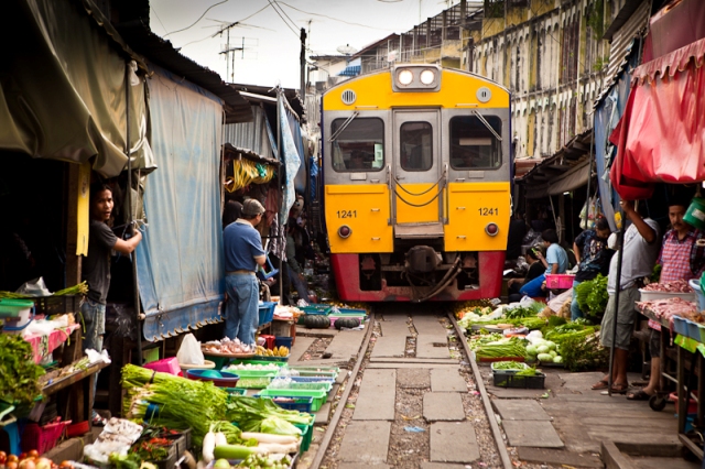Mae-Klong-Railway-Market-Thailand.jpg