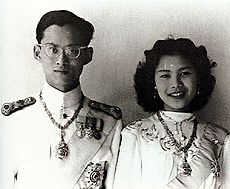 The King and Queen after their wedding on 28 April 1950.jpg