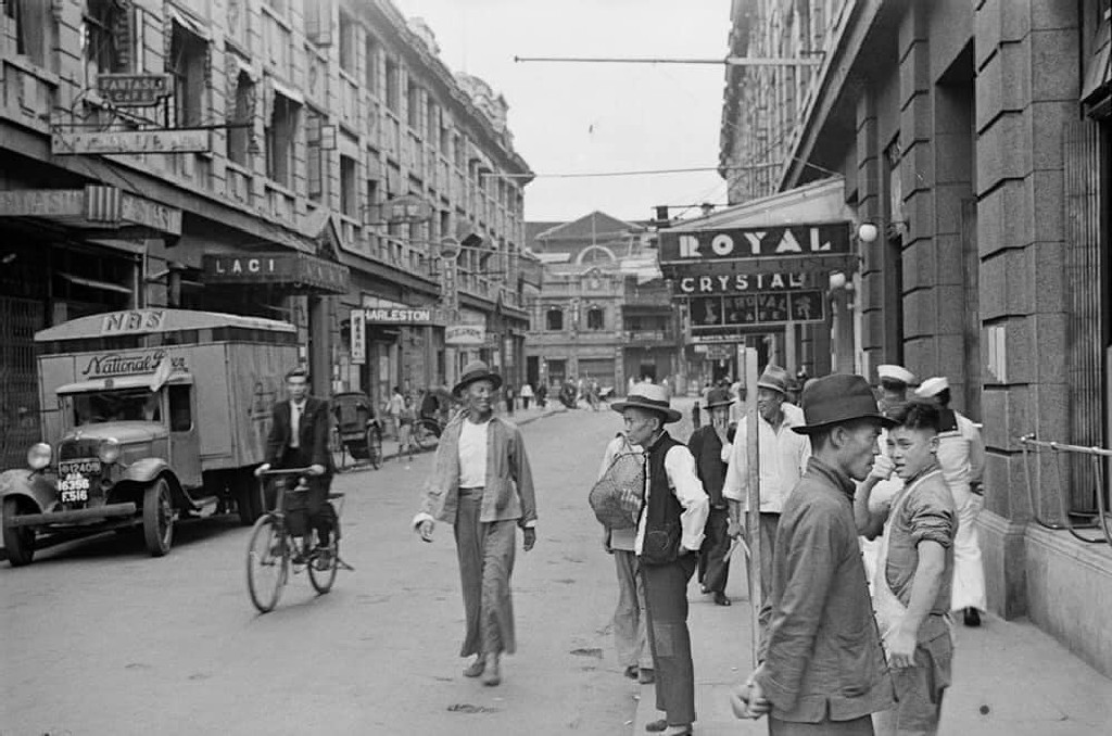 A „Blood Alley” (hivatalos nevén Rue Chu Pao San; ma Xikou Lu) egy rövid út volt a Rue du Consulat és az Avenue Edward VII között, közvetlenül a Bund mellett. A külföldi tengerészek és katonák közötti gyakori ökölharcok miatt nevezték el. Itt nyitott kocsmát Bock László magyar tengerész, bal oldalon látszik a LACI felirat.<br />
