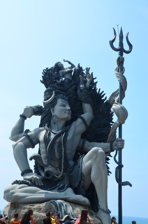 Aazhimala Shiva Temple<br />Hindu templom az Arab-tenger partján, Vizhinjam közelében. A 18 méter magas Gangadhareshwara szoborról ismert, amely Kerala legmagasabb Shiva szobra. Shiva, a szélben lobogó hajában, Ganga istennőt tartja.