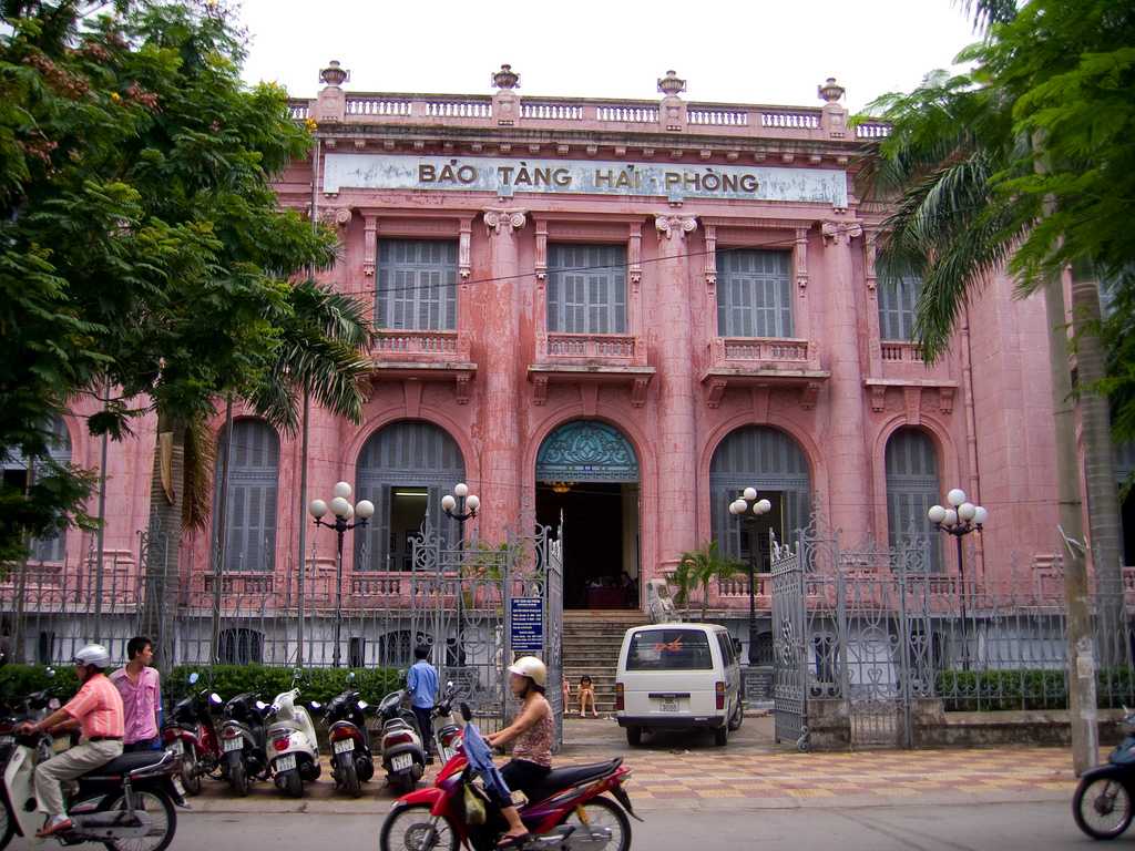 Hai Phong Múzeum <br />Aki a varos tortenelmi szereperol szeretne tobbet megtudni, ajanlom a Hai Phong Muzeumot. A gotikus stilusu epulet 1919-ben, a francia gyarmati idokben epult es bankkent uzemelt.<br />Szabálytalan nyitva tartása miatt kevesen látogatják.