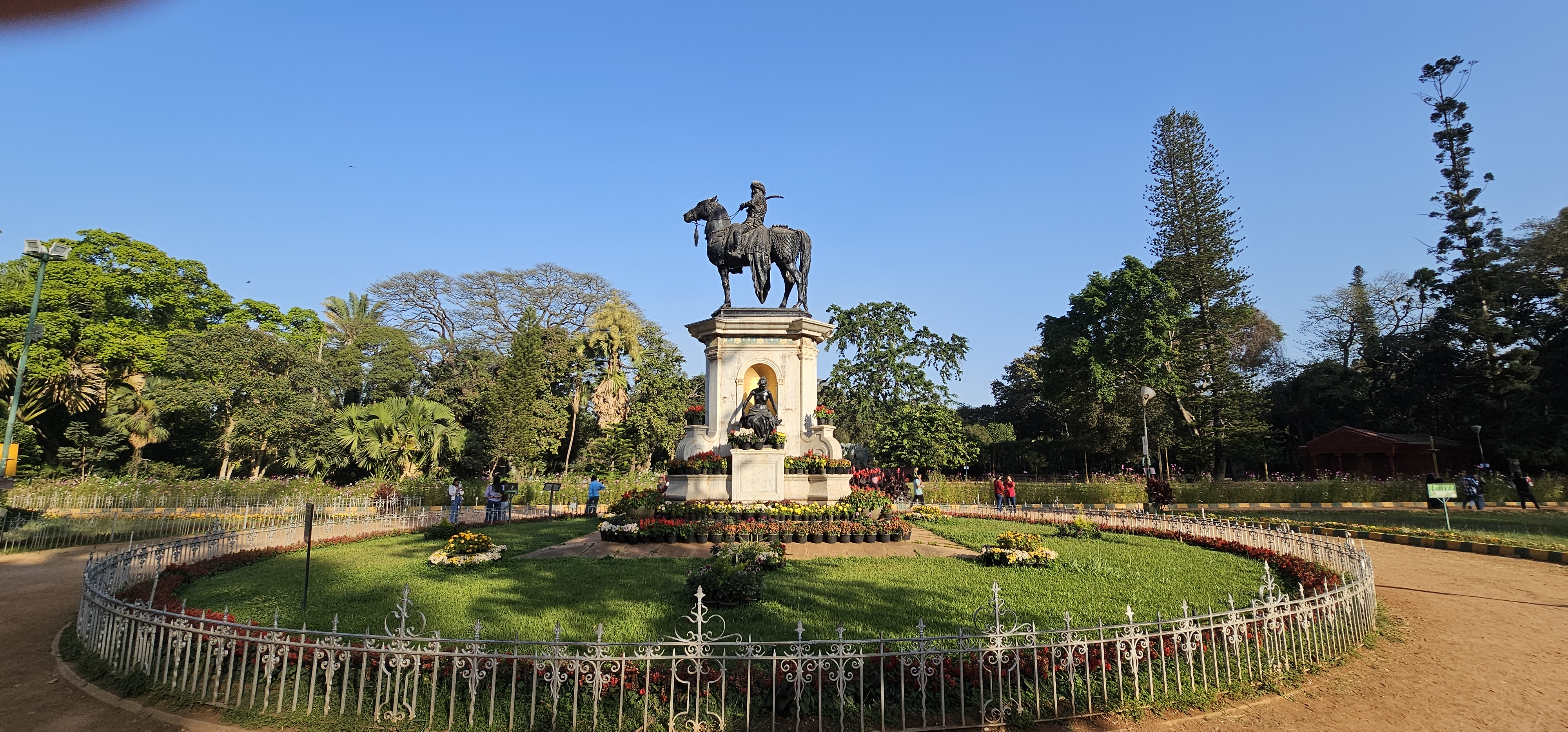 Jayachamaraja Wodeyar (1919–1974), Mysore állam huszonötödik és egyben utolsó maharadzsája volt 1940 és 1950 között. Neves filozófus, zenetudós, politikai gondolkodó és filantróp, valamint a Vishva Hindu Parishad (a Hindu Világtanács) alapítója és elnöke volt.