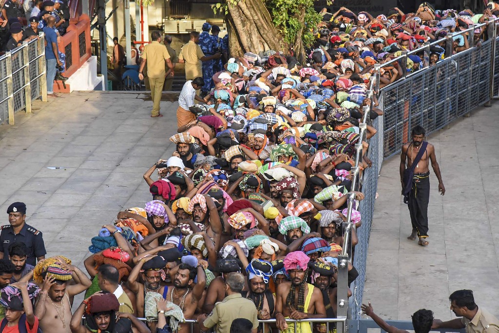 Haladnak a templom felé<br /><br />Kép forrása: https://www.news18.com/explainers/why-sabarimala-shrine-in-kerala-sees-huge-crowd-8701840.html<br />