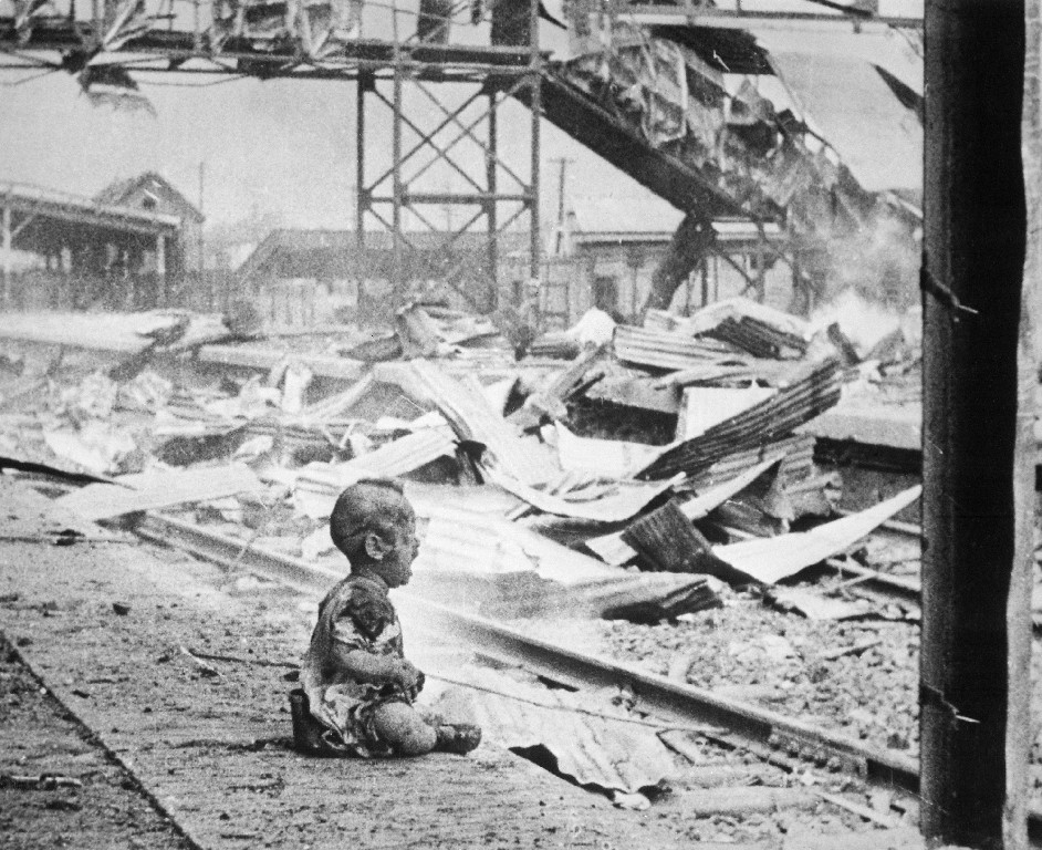 A ‘Véres szombat‘ című híres fotó, amelyen egy megégett és rémült baba látható a sanghaji déli pályaudvaron az IJN civilek elleni légitámadását követően, 1937. augusztus 28-án.