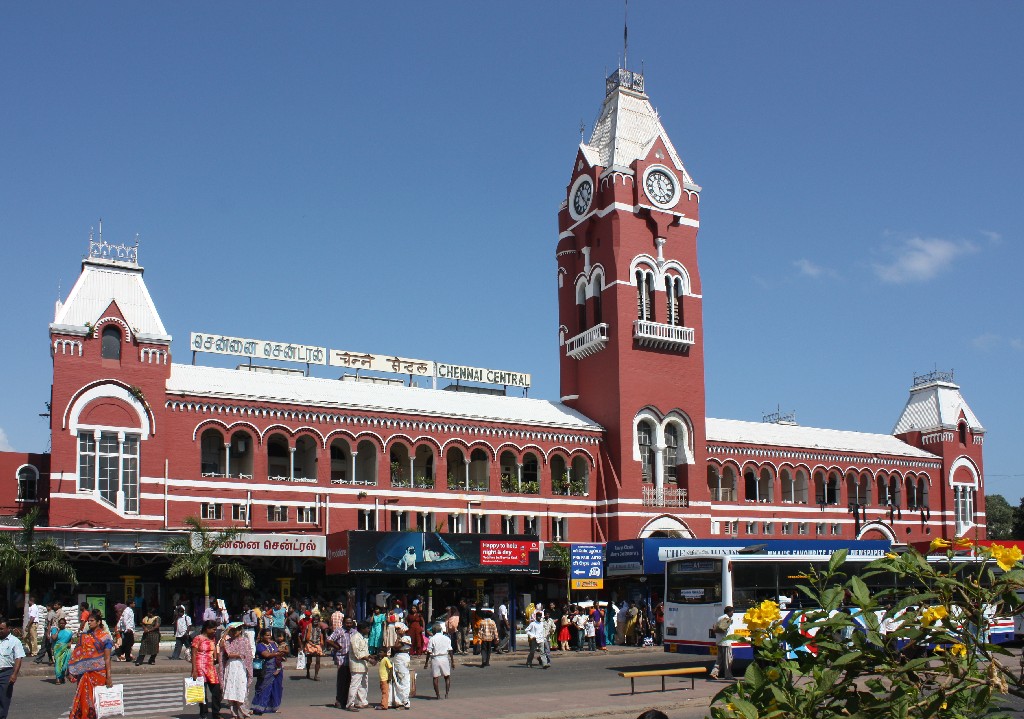 A Chennai Central vasútállomás Chennai egyik legkiemelkedőbb nevezetessége. Az eredetit George Harding építész tervezte, 1873-ban nyílt meg. Kétszer újjáépítették.<br />A végállomás összeköti a várost Észak-Indiával, beleértve Kolkatát, Mumbait és Újdelhit, valamint India különböző részeit. Naponta körülbelül 530 000 utas használja.<br />