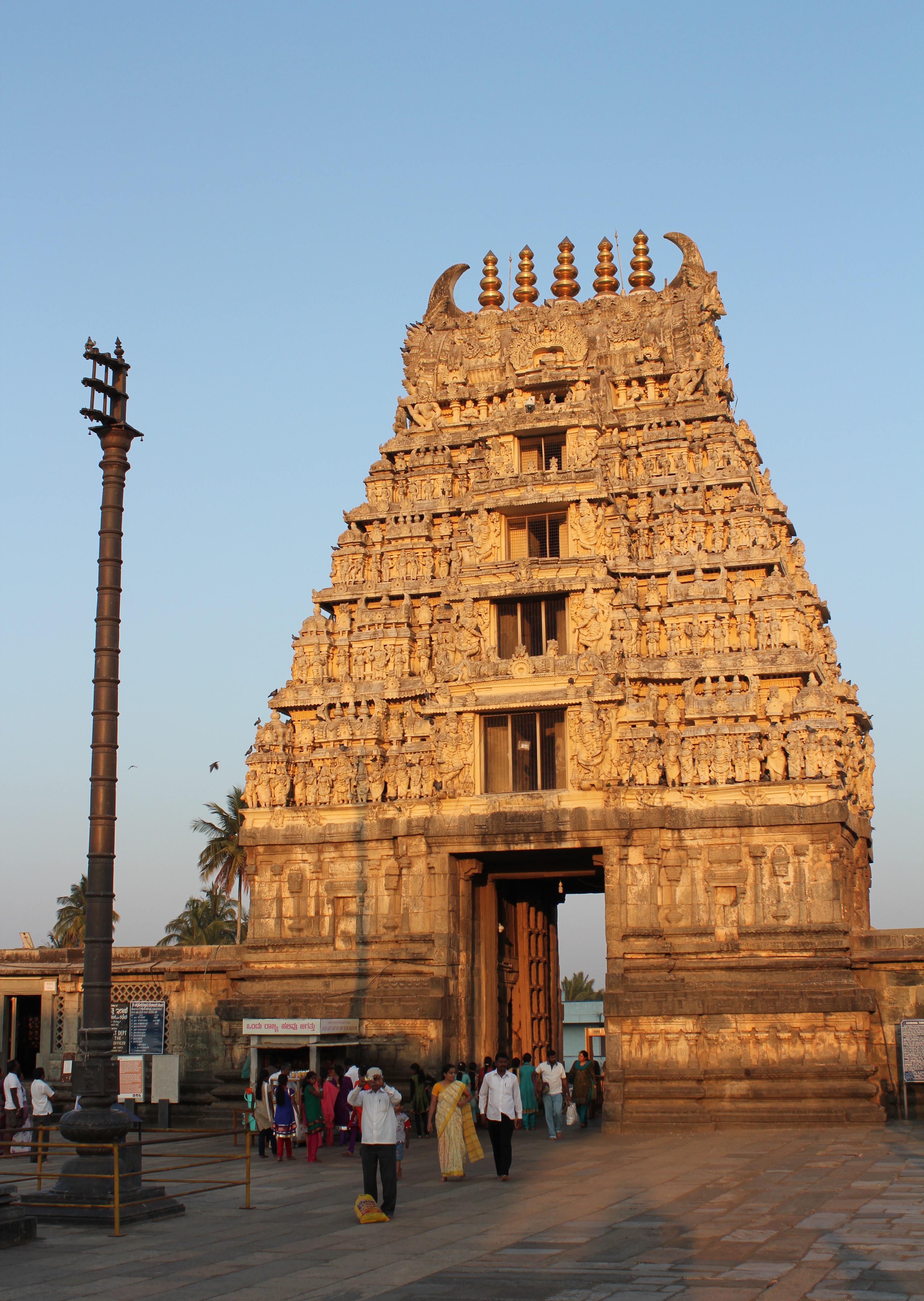 A komplexumba a keleti Gopuramon (tornyos kapun) keresztül lehet bejutni, amelyet a Vijayanagar birodalom alatt építettek.<br />A Gopuram, amelynek felső része elkeskenyedik, négyszintes, szobrokkal díszített, és boltozatos tetővel zárul. 