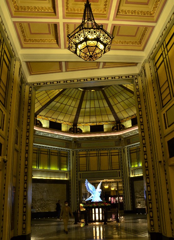 A recepció és a fő előcsarnok csiszolt olasz márványból készült. Az üvegbetétes kupola alatt, kristály békegalamb.