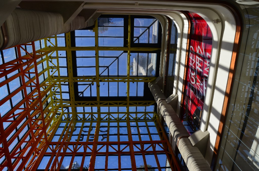 A főbejáratánál a merész üveg aula, arra enged következtetni, hogy művészek is dolgoztak a tervezésen. A vörös és narancssárga színátmenetű acél szerkezet és az átlátszó üvegfal kiegészíti egymást, mintha a felkelő nap pompáját reprodukálná.