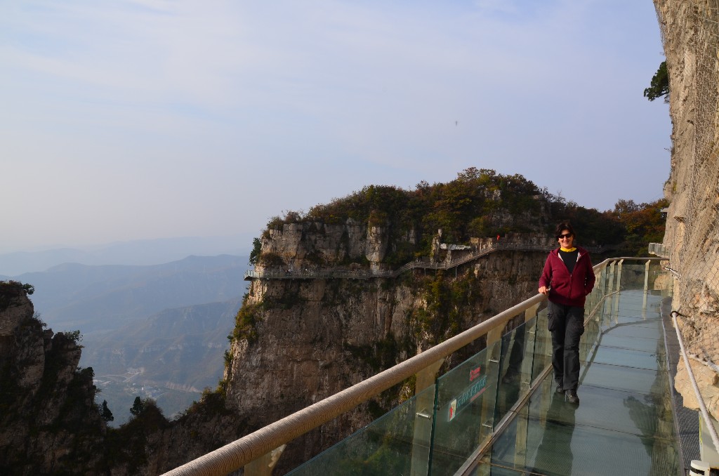 Üvegsétány (Glass Walkway)<br />A Zhuyu csúcsra, az 1080 méter magas, kopár sziklafal oldalába építették. A több mint 400 méter hosszú és 1,6 méter széles sétányról lélegzetelállító kilátás tárul elénk.<br />2015. október 5-én nyitották meg, két héttel utána megrepedt, így javítás miatt le kellett zárni.