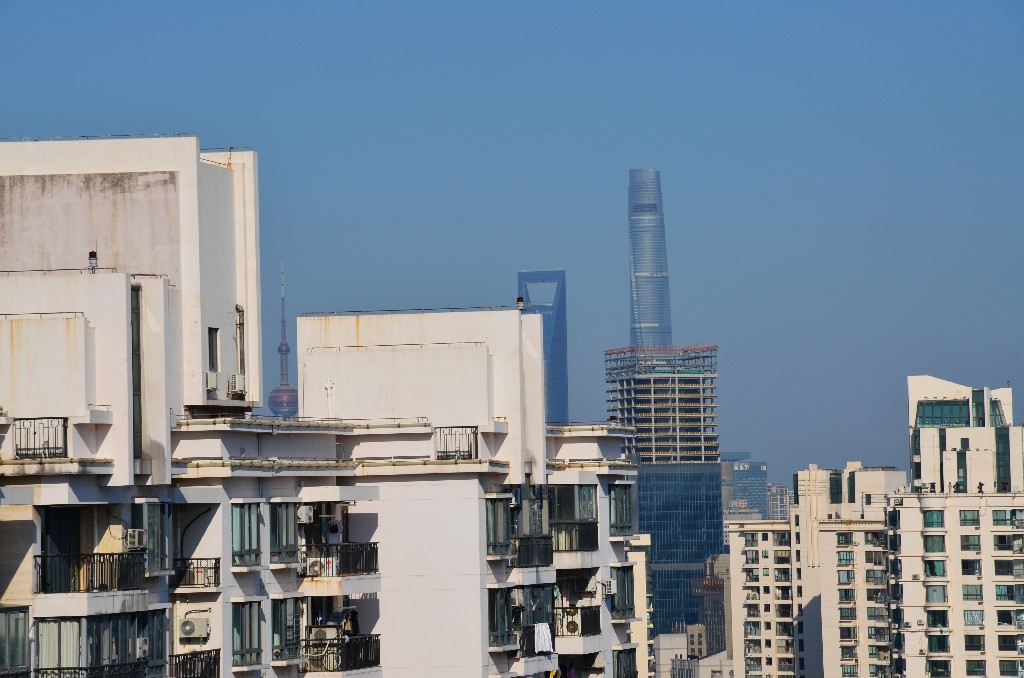Kozepen Kina legmagasabb epulete a 632 meter magas Shanghai Tower, tole balra a 492 meter magas Shanghai World Financial Center (Sornyito), tole balra a kis resbe beekelodott piros gomb, a 468 meteres Oriental Pearl Radio & Television Tower.