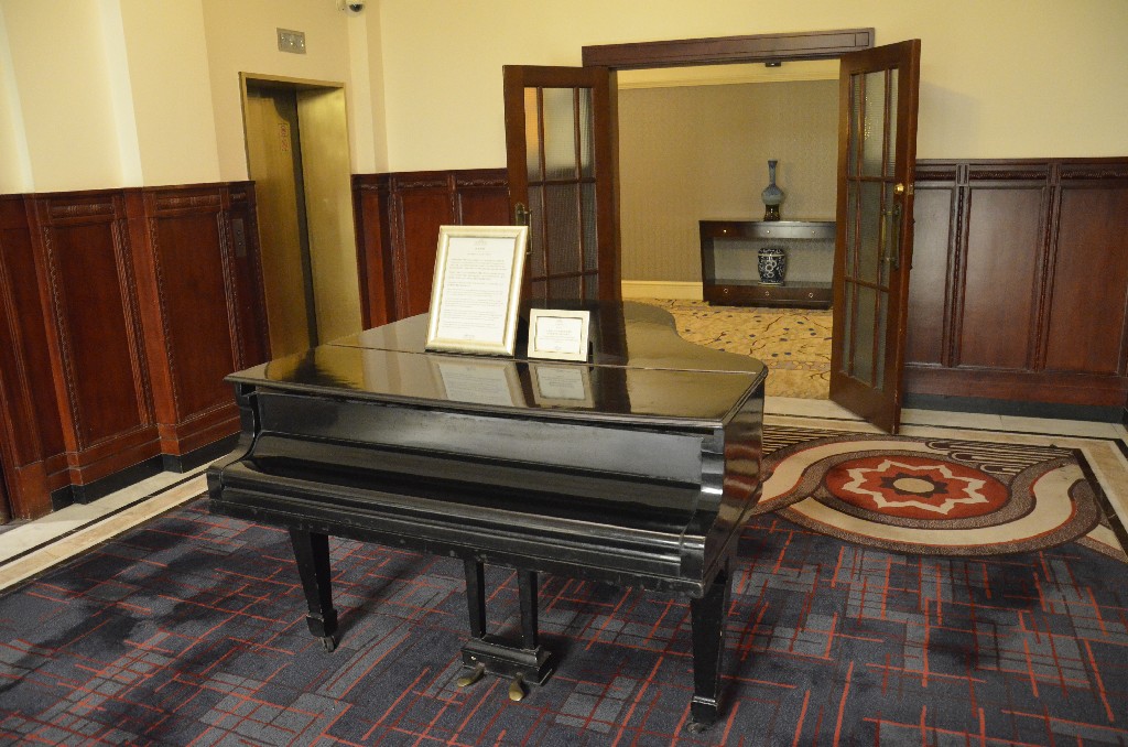 A Cathay Hotel 1929-es megnyitójára, Victor Sassoon egy Steinway zongorát rendelt Amerikából a Steinway & Sons cégtől.<br />A 8.emeleti bálteremben helyezték el és olyan hírességek játszottak rajta, mint Marlene Dietrich, Charlie Chaplin, Cole Porter, Noel Coward.<br />