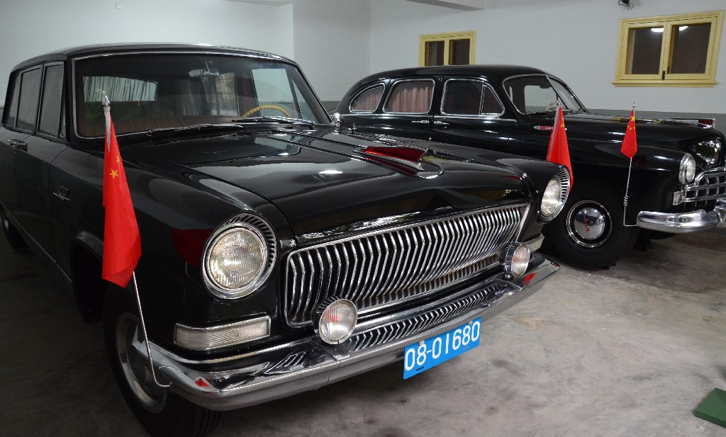 A garázsban állnak a limuzinjai, bal oldali az 1975-os kínai gyártmányú HONGQI, jobb oldali egy JIM, a Szovjet kormány ajándéka 1952-bol.