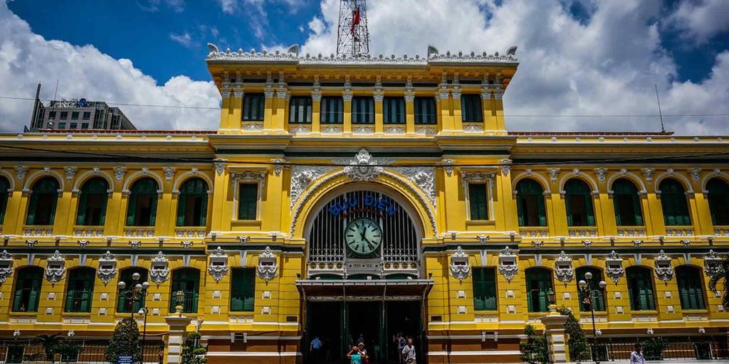 Saigon Central Post Office<br />A központi posta a Paris Commune Street 2. szám alatt található, az 1. kerületben. Ez Ho Si Minh-város egyik legrégebbi épülete, 1886-1891 között épült.Alfred Foulhoux tervezte, de gyakran tévesen Gustave Eiffel munkájaként vagy Foulhoux és a hanoi székhelyű Auguste Henri Vildieu együttműködéseként tartják számon.<br />A neoklasszikus európai építészet és az ázsiai dekorációk tökéletes keverékének tekinthető. Az épület művészi homlokzata számos európai elemet ölel fel, köztük palmetta-díszeket, római boltíveket és ablakokat, valamint gyönyörűen megmunkált domborműveket.<br />