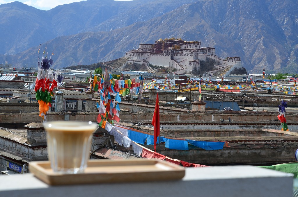 A Himalayan étterem teraszáról csodás kilátás nyílik a Potala palotára. A tulajdonossal összebarátkoztunk és egyik délután elvitt a muszlim negyedbe, ahol ők is laknak és megmutatta a Hebalin mecsetet.