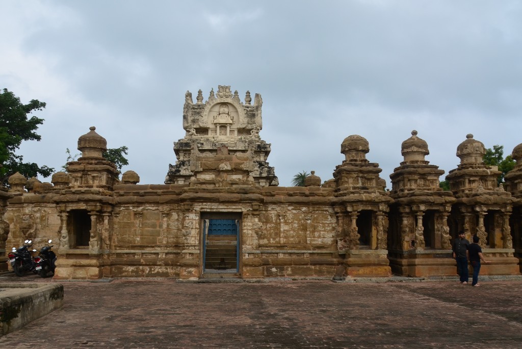 Kanchipuram: A Kailasanathar templomot szintén Sivának szentelték. A dravida építészetet tükrözi, és i.sz. 700 körül épült Narasimhavarman II uralkodasa alatt. Mahendravarman III később kiegészítette.<br />A négyzet alakú templom fő szentélyét kilenc kisebb veszi körül, körös-körül a hindu művészet bonyolult faragványai díszítik.<br />A templom falain számos korabeli felirat és falfestmény található.<br />