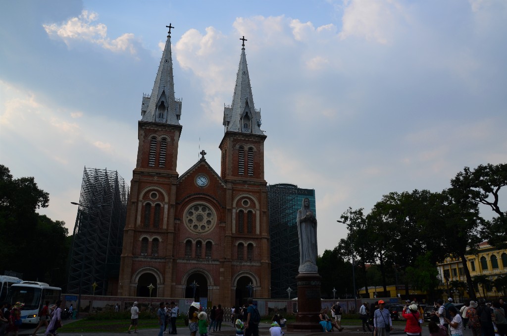 Saigon Notre-Dame Cathedral<br />Saigon Notre-Dame-székesegyház-bazilika, hivatalos nevén: Szeplőtelen Fogantatás Szűzanya-bazilika.<br />A katedrálist francia gyarmatosítók alapították, akik eredetileg Saigon templomának nevezték el. A katedrálist építése 1877-ben kezdődött, és három évig tartott J. Bourad felügyelete alatt, aki az épület tervezője volt. A székesegyház avató miséje 1880. április 11-én volt.<br />A vietnámi katolikus közösségben betöltött fontos szerepe miatt, 1962-ben megkapta a Bazilika címet, így most összesen négy bazilikája van az országnak.<br />