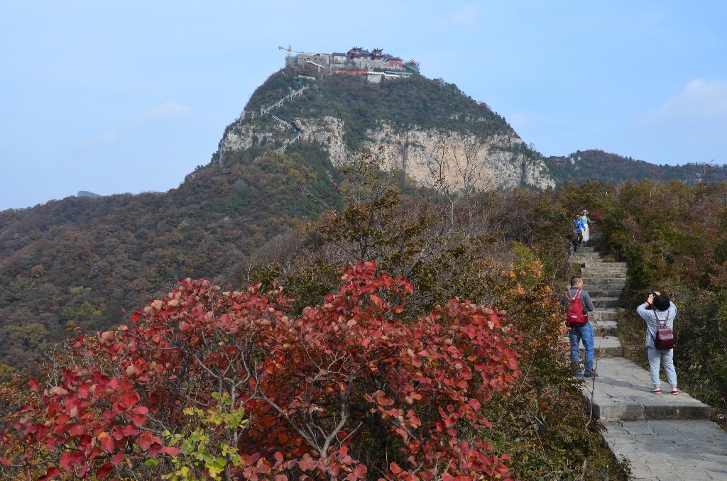 A csúcs tetején a taoista Xuandi-palota látható, amelyet Zhenwu császárnak szenteltek. Azt mondják, hogy Zhenwu császár Yuntai-hegyen vált halhatatlanná. Nem könnyű az út, ezer lépcsőt megmászva juthatunk fel a palotához.