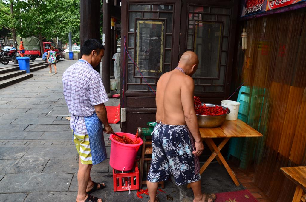 paprika daralas.<br />Tudni kell, hogy Chongqing konyhajara eros hatassal van a szomszedos tartomany, Sichuan izvilaga. <br />Ez fokent a csipos etelekben nyilvanul meg, olyan pirosak a sok paprikatol, hogy meg ranezni is rossz.