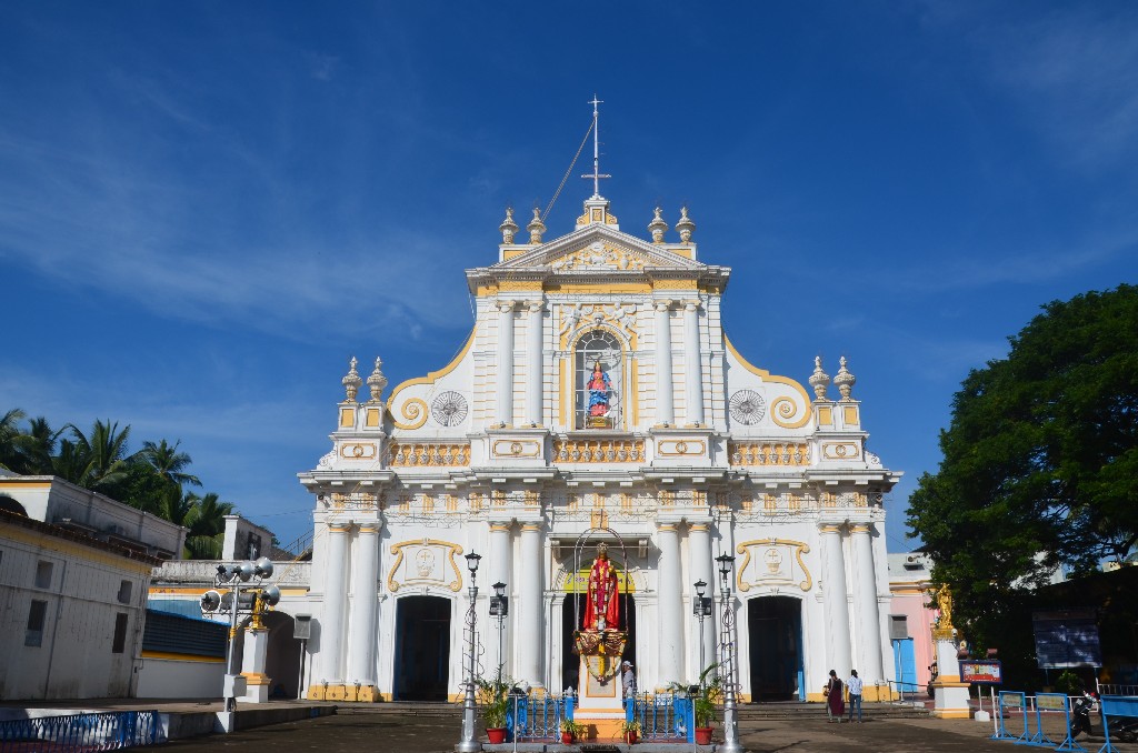 Szeplőtelen Fogantatás Katedrális (Immaculate Conception Cathedral) a római katolikus érsekség székesegyháza.<br />A jezsuita atyák 1689-ben misszionáriusként érkeztek Pondicherry francia kolóniába. 1692-ben XIV. Lajos francia király anyagi segítségével templomot emeltek, amelyet a következő években haromszor leromboltak a hollandok, britek stb. A mostani templomot 1791-ben fejeztek be.