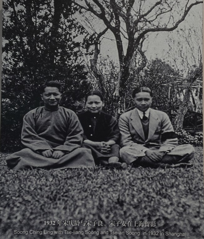 Két öccsével (Tse Liang Soong és Tse An Soong) 1932-ben