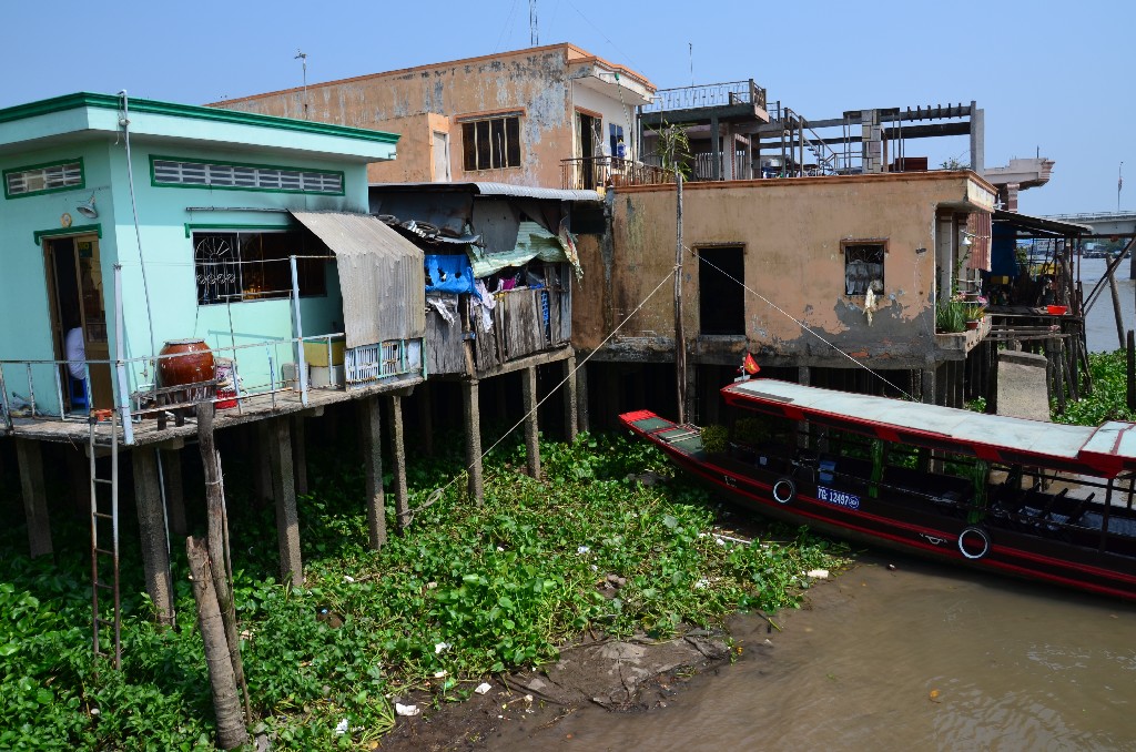 A Mekong ket oldalan szegenyes falvak viskoi tunnek fel es megannyi csonak amikrol folyik az arusitas. Egy hosszu rud vegere feltuznek egy-egy darabot a kinalt termekekbol, igy messzirol latszik, hogy ki mit arul.