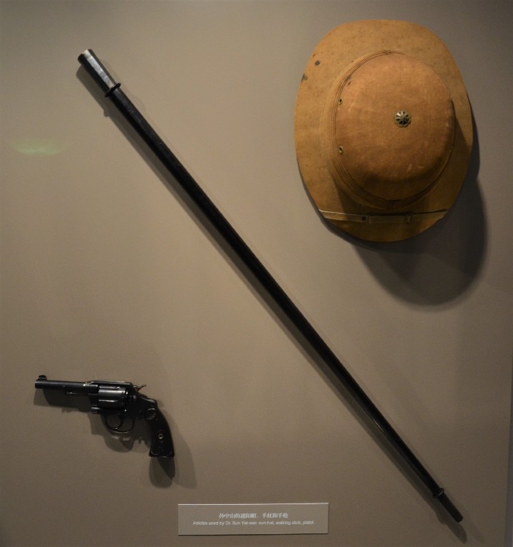 Dr.Sun Yat-sen kalapja, pisztolya, sétabotja