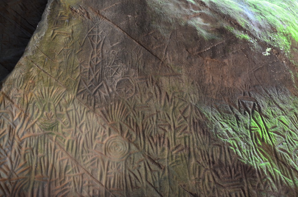 Az Edakkal barlang misztikus sziklaképződményeiről, valamint ősi rajzairól és metszeteiről ismert. És ezek a sziklarajzok az emberi írás és kifejezés legkorábbi példái közé tartoznak.