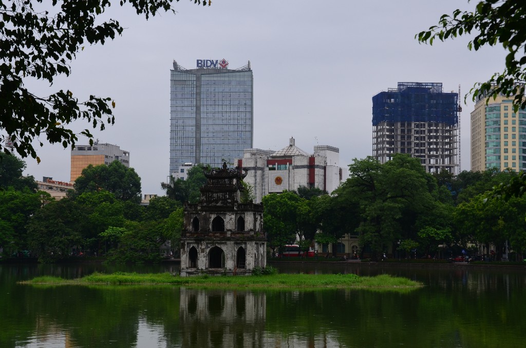 Tháp Rùa<br />A ‘teknőstoronyként‘ (‘Turtle Tower‘) is ismert, bájos templom 1886-ban épült, a 17. vagy 18. századi Ta Vong templom egykori helyén, Le Loi császár emlékére, akit Vietnam egyik legnagyobb nemzeti hősének tartanak.<br />Az 1418 és 1426 között vívott csatákban Lo Lie és harcosai felszabadították Vietnamot a megszálló kínai Ming hadseregtől.