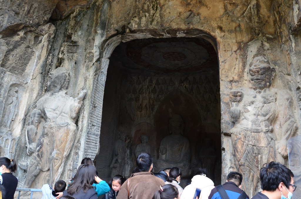 Tízezer Buddha barlang (Wanfo Cave)<br />A tízezer Buddha-barlang alakja négyzet alakú, mennyezetét faragott lótusz és egy felirat dísziti:<br />‘Yonglong első éve a Tang-dinasztiában (i.sz. 680) november 30-án fejeződött be, Yao shenbiao volt a felügyelő, Yun Chan mester a belső Daochangban, és 15 000 szentély.”