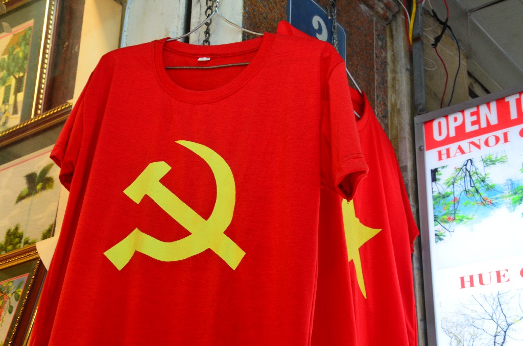 az elmaradhatatlan ‘sarló és kalapács‘ kommunista motívummal díszitett polókat árulják az utcán
