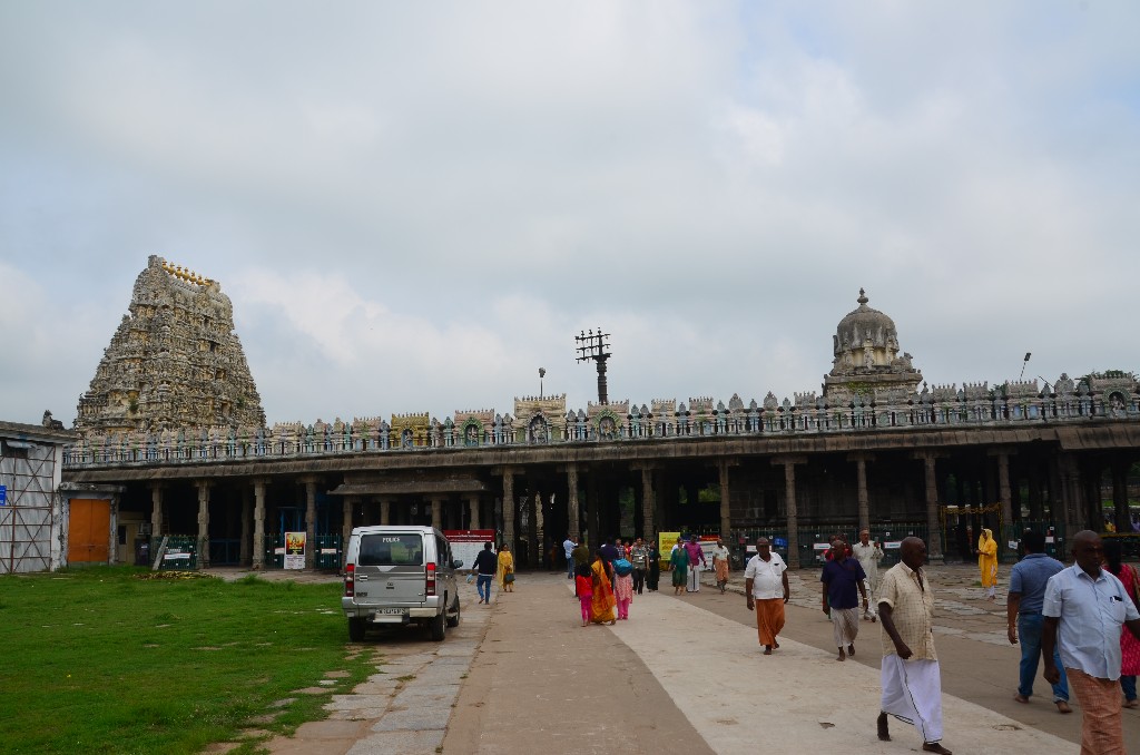 Kanchipuram: Ekambareswarar Temple (Ekambaranathar Temple) egy hindu templom, amelyet Shiva istennek szenteltek.<br />A templomkomplexum 10 hektáron fekszik, és az egyik legnagyobb Indiában. Négy átjárótoronynak ad otthont, amelyeket gopuramoknak neveznek. A legmagasabb a déli torony (58,5m), így India egyik legmagasabb templomtornya. A templomban számos szentély található, amelyek közül az Ekambareswarar és a Visnu szentély a legkiemelkedőbb.