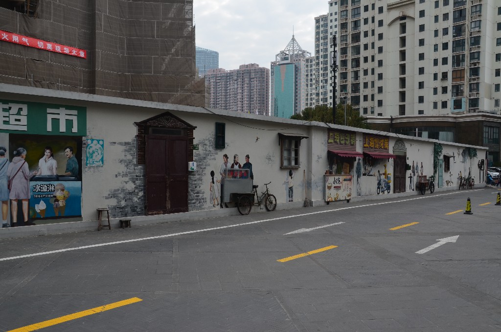 A helyi M50 művészeti negyedhez és az utcai művészeti kultúrához való további kapcsolódás érdekében a beépítés utcára néző falát is street art borítja.