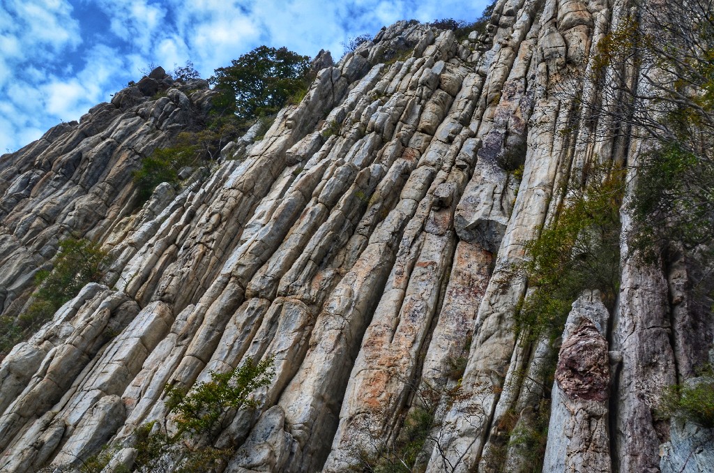 Shuce szikla, vagy könyvsor szikla<br />1.8 milliárd évvel ezelőtti földmozgás eredménye: a vízszintes rétegek függőlegesek lettek, így olyan mint egy nyitott földtani könyv