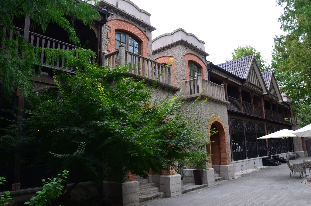 Az épület kétszintes, szimmetrikus homlokzatú, alatta egyszerű pincével.. Mindkét oldalon faragott fa lépcsők vezetnek a második emeletre.<br />Az új Kína megalapítása után a rezidenciákat a sanghaji önkormányzati hatóságok káderei használták.<br />A híres kínai tudós, ideológus, a művészet és az irodalom teoretikusa, Wang Yuanhua egykor az 1. szám alatt élt.