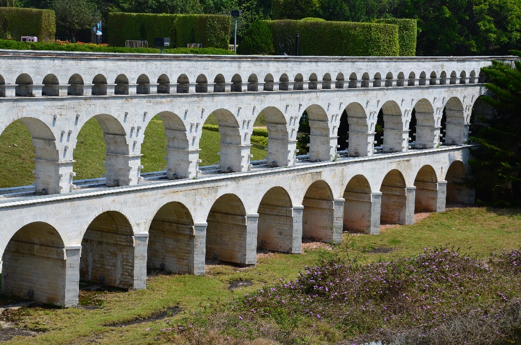 A Pont du Gard római kori vízvezeték Franciaország déli részén, Remoulins mellett, Gard megyében. A háromszintű ‘híd‘ összesen 49 méter magas.<br />A Pont du Gard feltehetően 19 körül épült; az építést Augustus vejének, Marcus Vipsanius Agrippának tulajdonítják. Az építmény rendeltetése, hogy a Gard folyó völgyén keresztül szállítsa a vizet, és része egy 50 km-es vezetéknek, amely az Uzès melletti forrásokból Nemausus római városba (Nîmes) vezetett. A teljes vízvezeték lejtése 34 cm/km (1:3000), a teljes szintkülönbség 17 méter, átbocsátó képessége 20 000 köbméter naponta.<br />