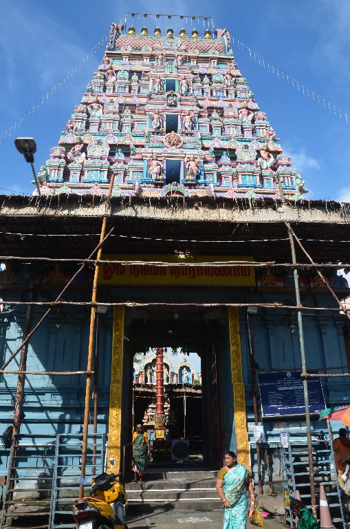 A Kamakshi Amman templomot Durga istennőnek szentelték, aki a háború istensége, viszont ebben a Templomban„Kamakshi” formájában jelenik meg. A kamakshi a szeretet szimbóluma, és a termékenységhez és az anyai gondoskodáshoz kapcsolódik. <br />Tamili építészeti stílusban épült. A bejáratánál egy hatalmas, díszített gopuram található.