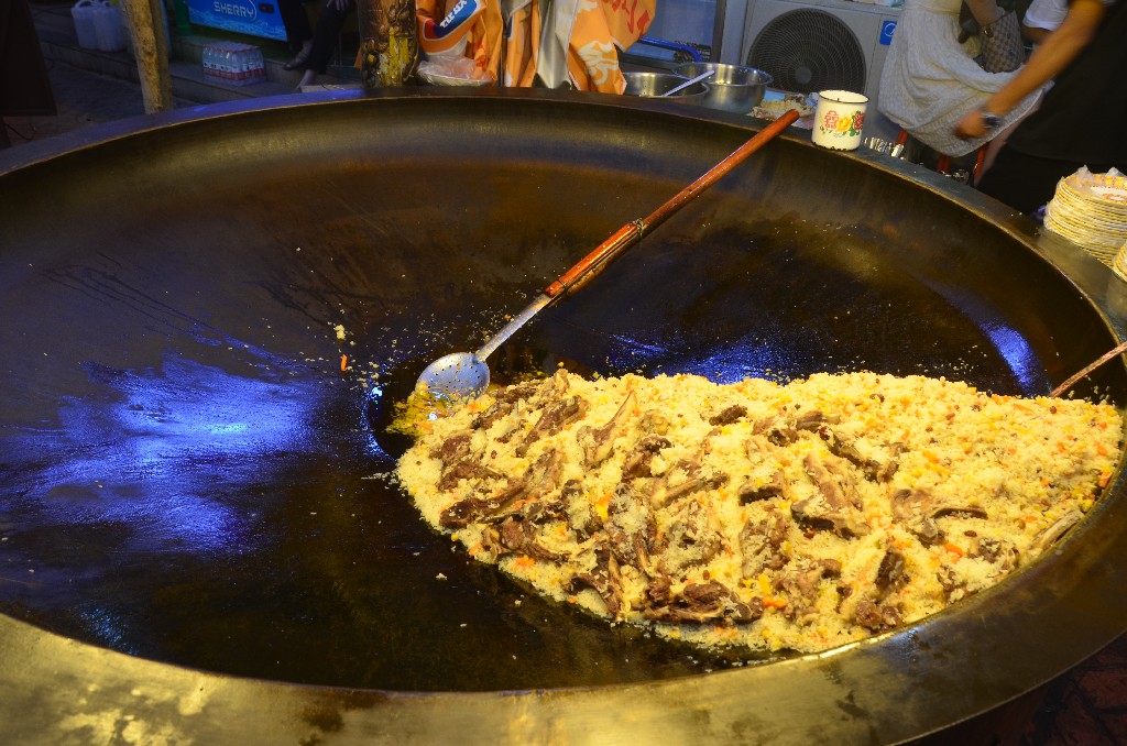 egyik nemzeti ételük a piláf: rizses hús zöldséggel, mazsolával