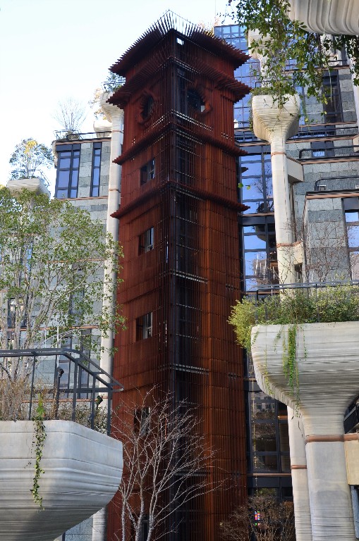 A Suzhou-folyó felőli oldalán egyedülálló művésztorony található, amely felvonóként üzemel.A torony tulajdonképpen az évszázados Rongshi Fufeng Lisztmalom régi harangtornya, amelyet a tervező praktikus és esztétikus városnéző liftes művésztoronnyá alakított át. A látogatók panorámás kilátásban gyönyörködhetnek a környező tájban. 