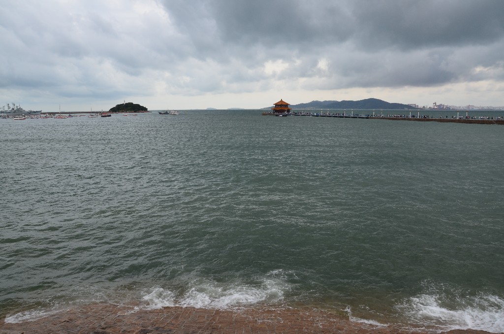 Zhanqiao móló jobbra és a kis Qingdao -sziget (Xiao Qingdao)