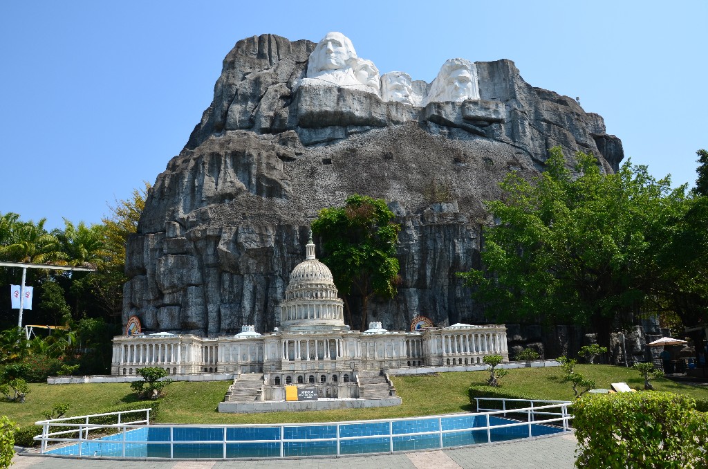 Capitolium, háttérben a Mount Rushmore National Memorial