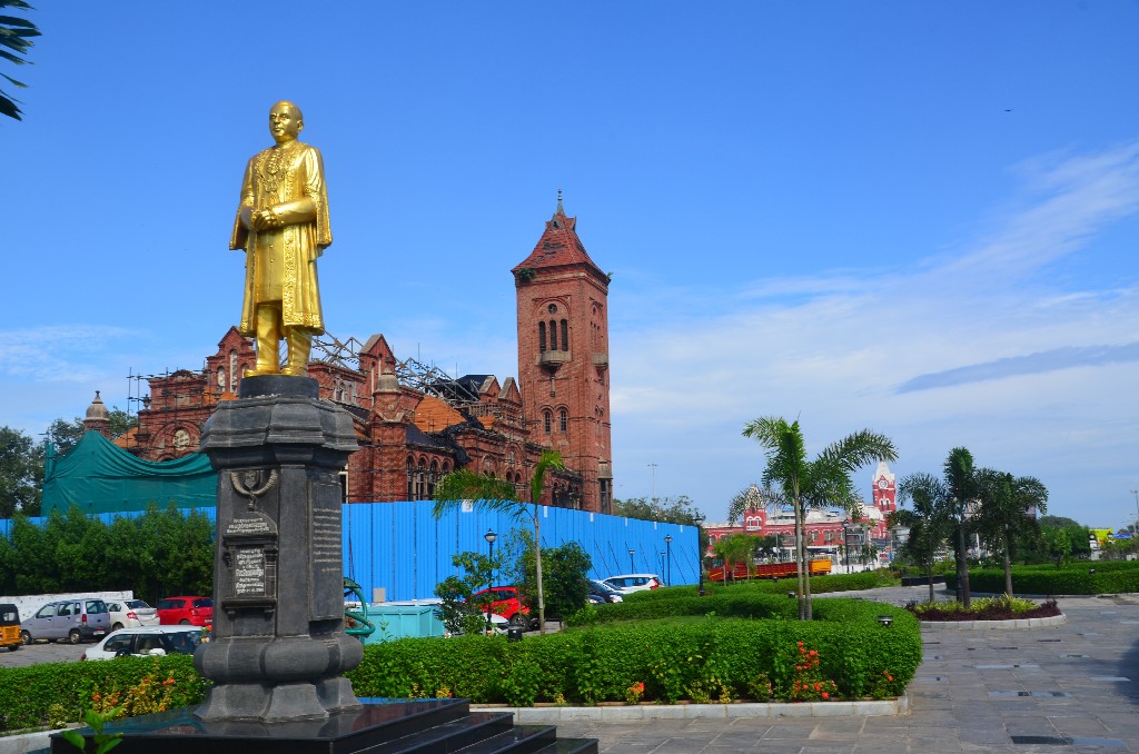 Kumara Raja M.A. Muthiah Chettiar, Madras első polgármesterének szobra a Ripon Building udvarán, a háttérben a Victoria Public Hall épületével.<br />1933-ban lett a polgármester, mindössze 28 éves volt, amikor megválasztották.<br />