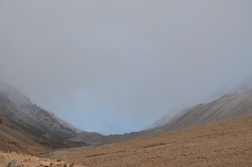 Sűrű, sötét felhők lepték el az Everestet és az előtte álló Lhotset.
