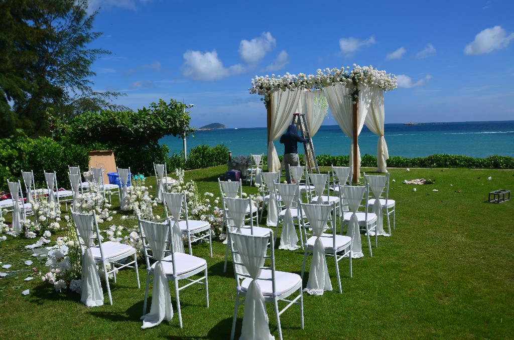 A szálloda tenger felőli kertje esküvők népszerű helyszíne