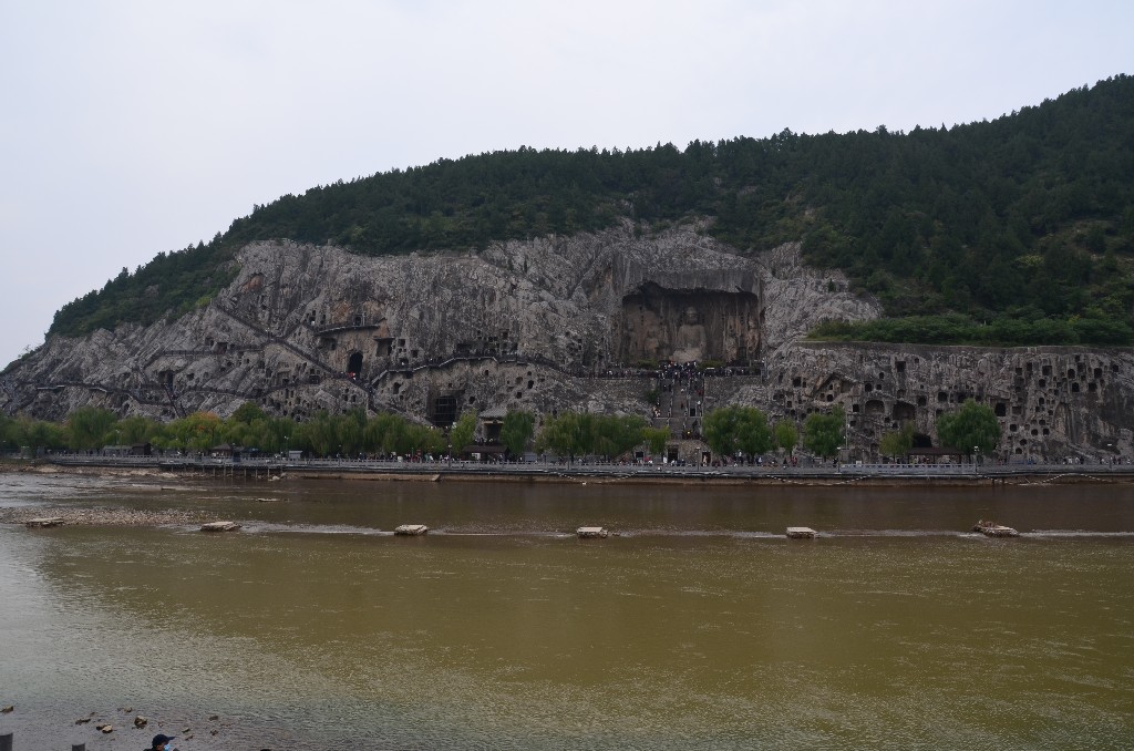 A barlangok látogatása a folyó túloldalán folytatódik, ahonnan visszanézve ez a látvány fogad