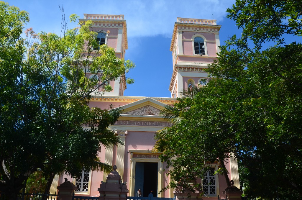 Az Angyalok Boldogasszonya templom (Our Lady of Angels Church) a negyedik legrégebbi templom Puducherryben. Az eredeti építményt görög-római stílusban III. Napóleon építtette 1855-ben. Ez az egyetlen templom a  városában, amelyben három nyelven, franciául, tamil és angol nyelven tartanak misét.