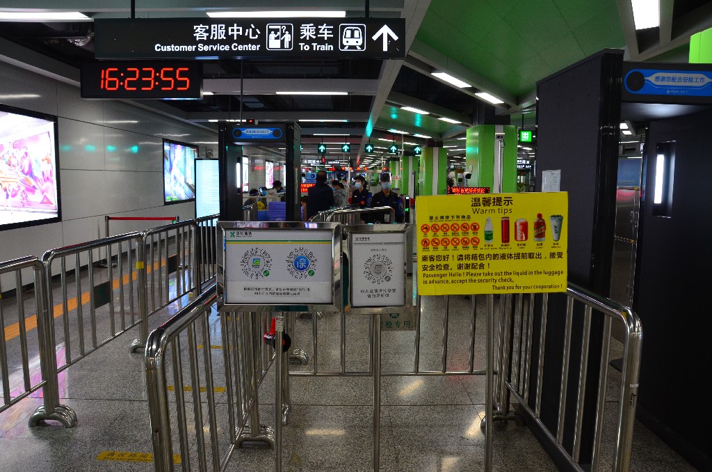 QR kódok a metró bejáratnál, amit szigorúan be kell szkennelni