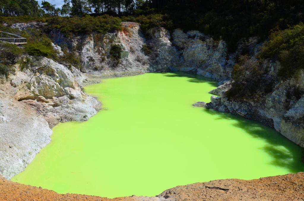 Devil‘s Bath - Ördög Fürdője: tömény kénes, világítóan sárgás-zöld méreg