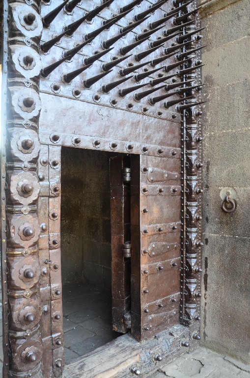 Shaniwar Wadanak öt kapuja van, a Dilli Darwaja (Delhi kapu) a komplexum fő kapuja, és északra néz Delhi felé. A hatalmas ajtókon, körülbelül a harci elefánt homlokának magasságába, hetvenkét éles, 12 hüvely hosszu acéltüskét csavaroztak fel.